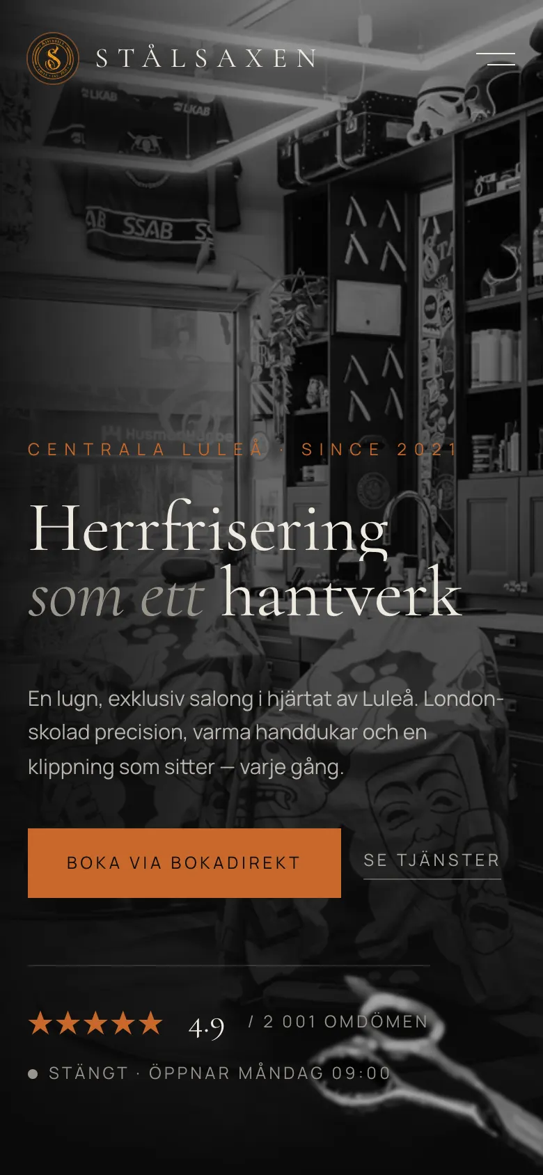 Stalsaxen.se i en mobil: rubriken Herrfrisering som ett hantverk, knappen Boka via Bokadirekt och status för öppettider.